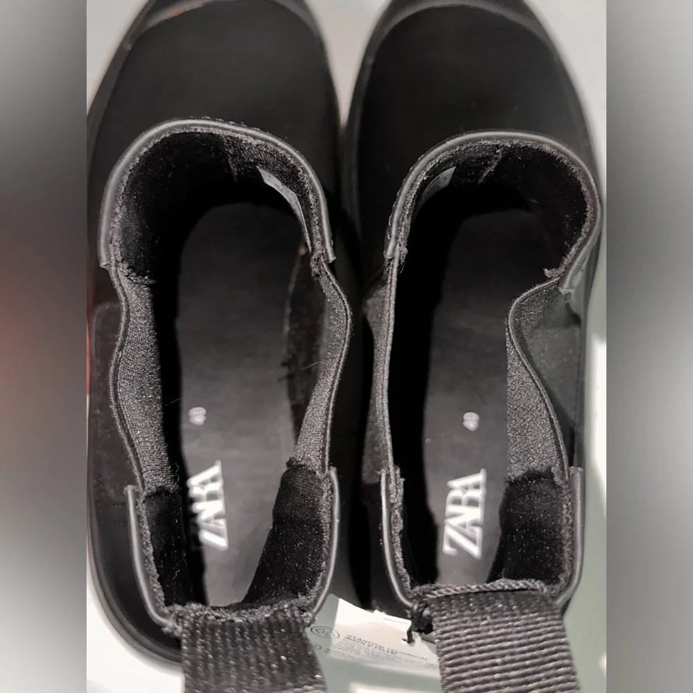 NWT. Zara Men Rubberized Chelsea boots Sz EU 40 US 7